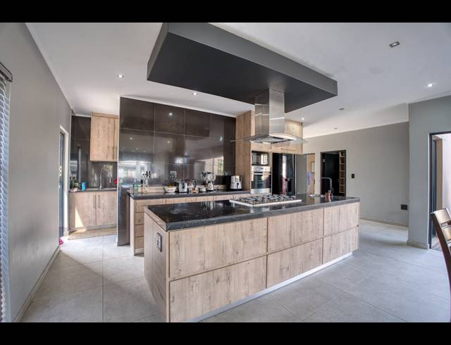 4 BEDROOM HOUSE FOR SALE IN PALM LAKES ESTATE